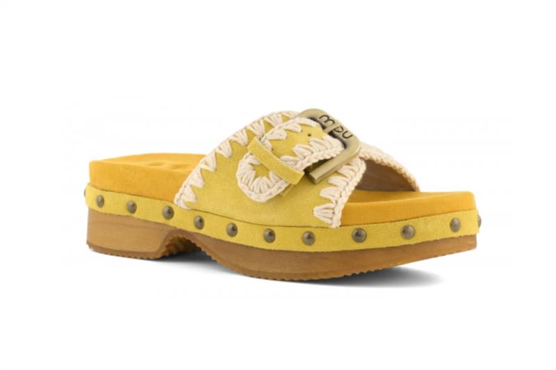 Zueco de madera de tacón bajo con hebilla