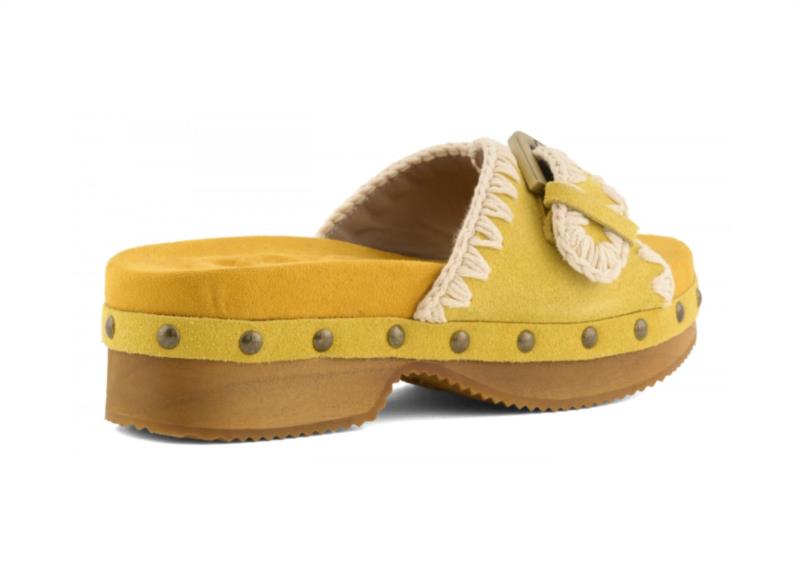 Zueco de madera de tacón bajo con hebilla