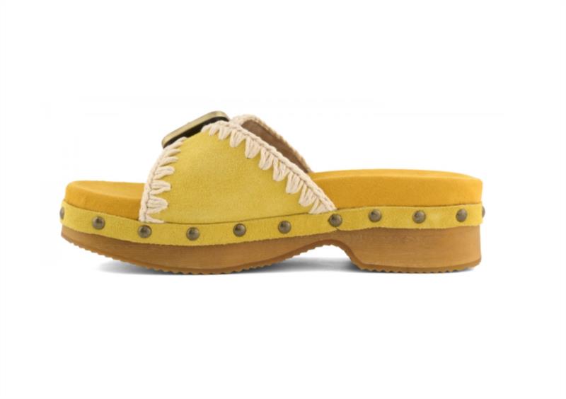 Zueco de madera de tacón bajo con hebilla