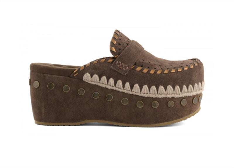 ZUECO CON COSTURAS SUPERPUESTAS DE CUERO ANTE MARRON