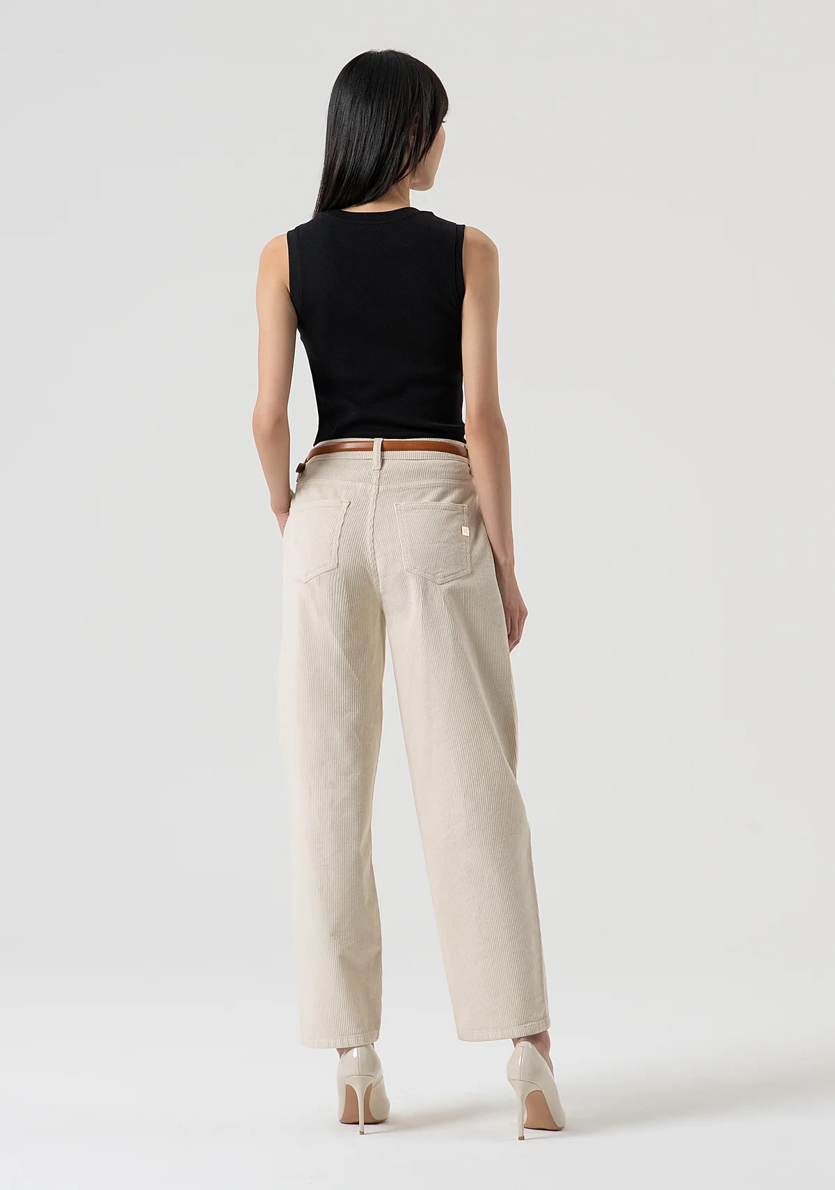 Pantalón zanahoria confeccionado en terciopelo con cinturón a juego