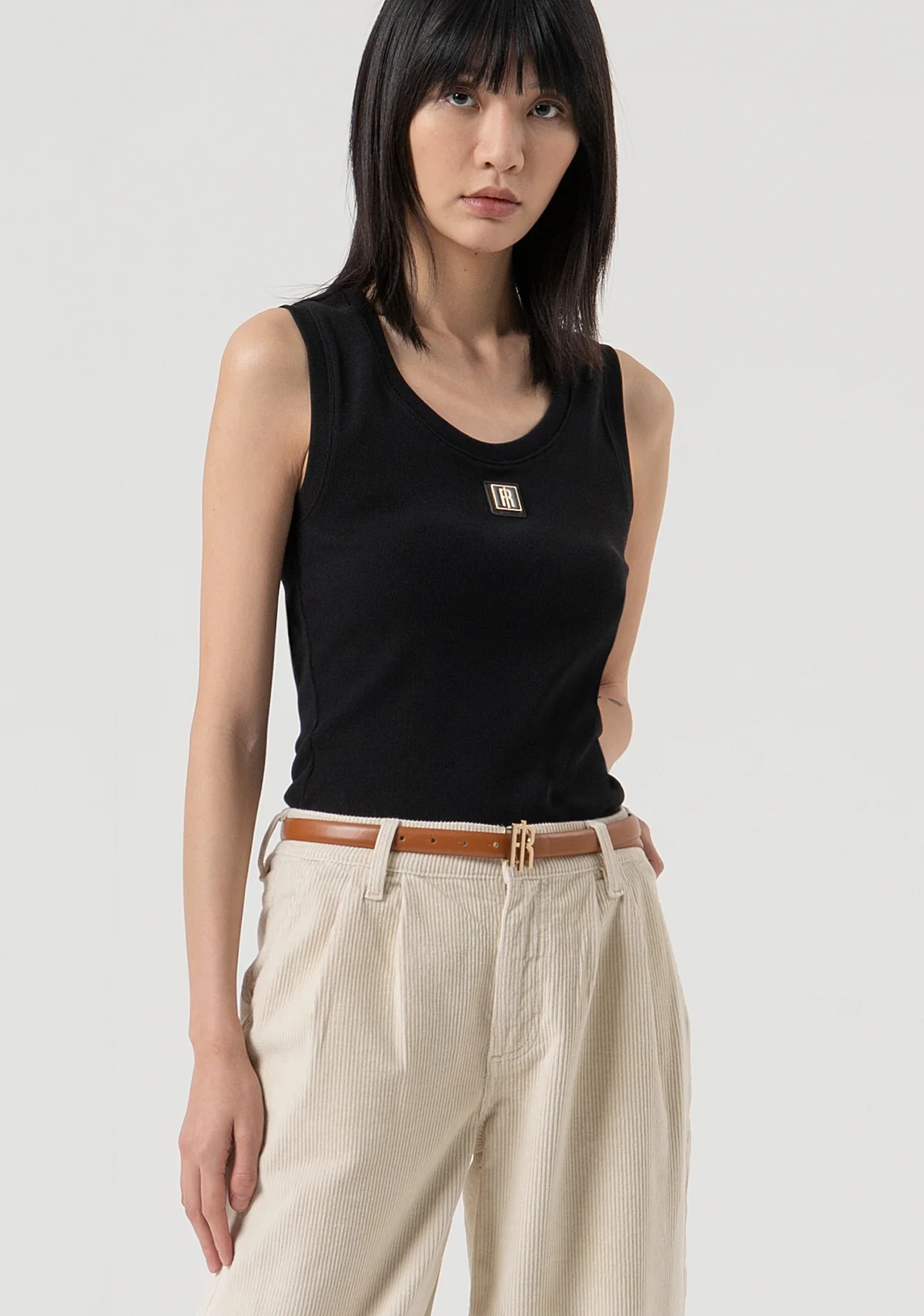 Pantalón zanahoria confeccionado en terciopelo con cinturón a juego