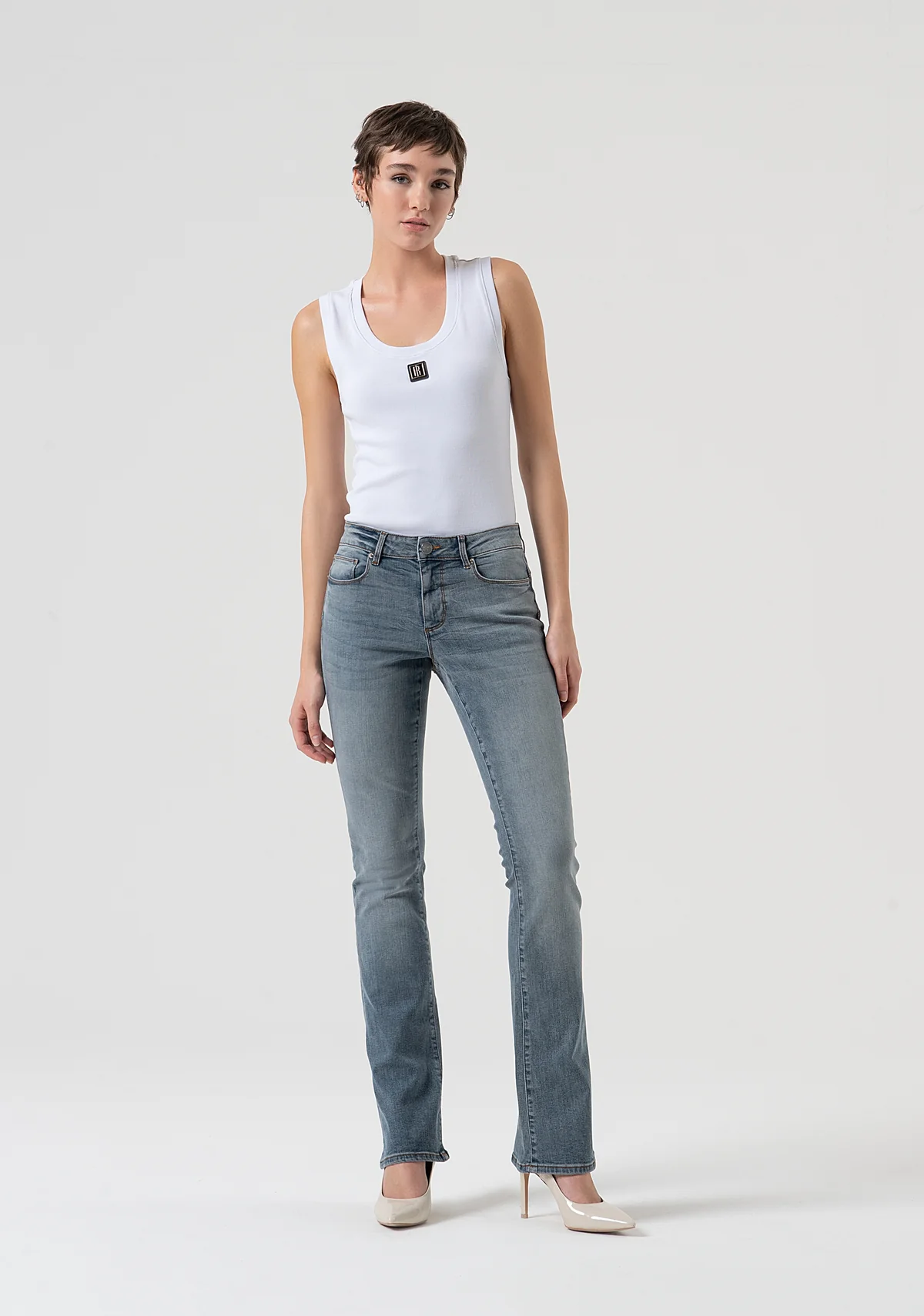 Jeans bootcut con efecto push-up confeccionados en denim gris azulado con lavado medio