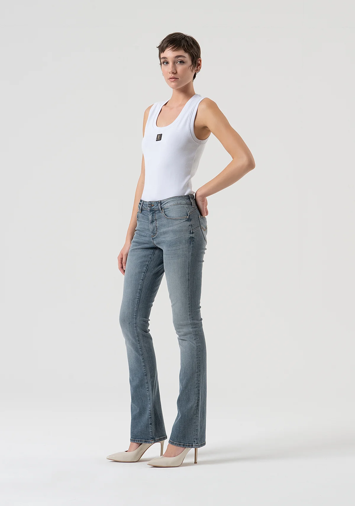 Jeans bootcut con efecto push-up confeccionados en denim gris azulado con lavado medio