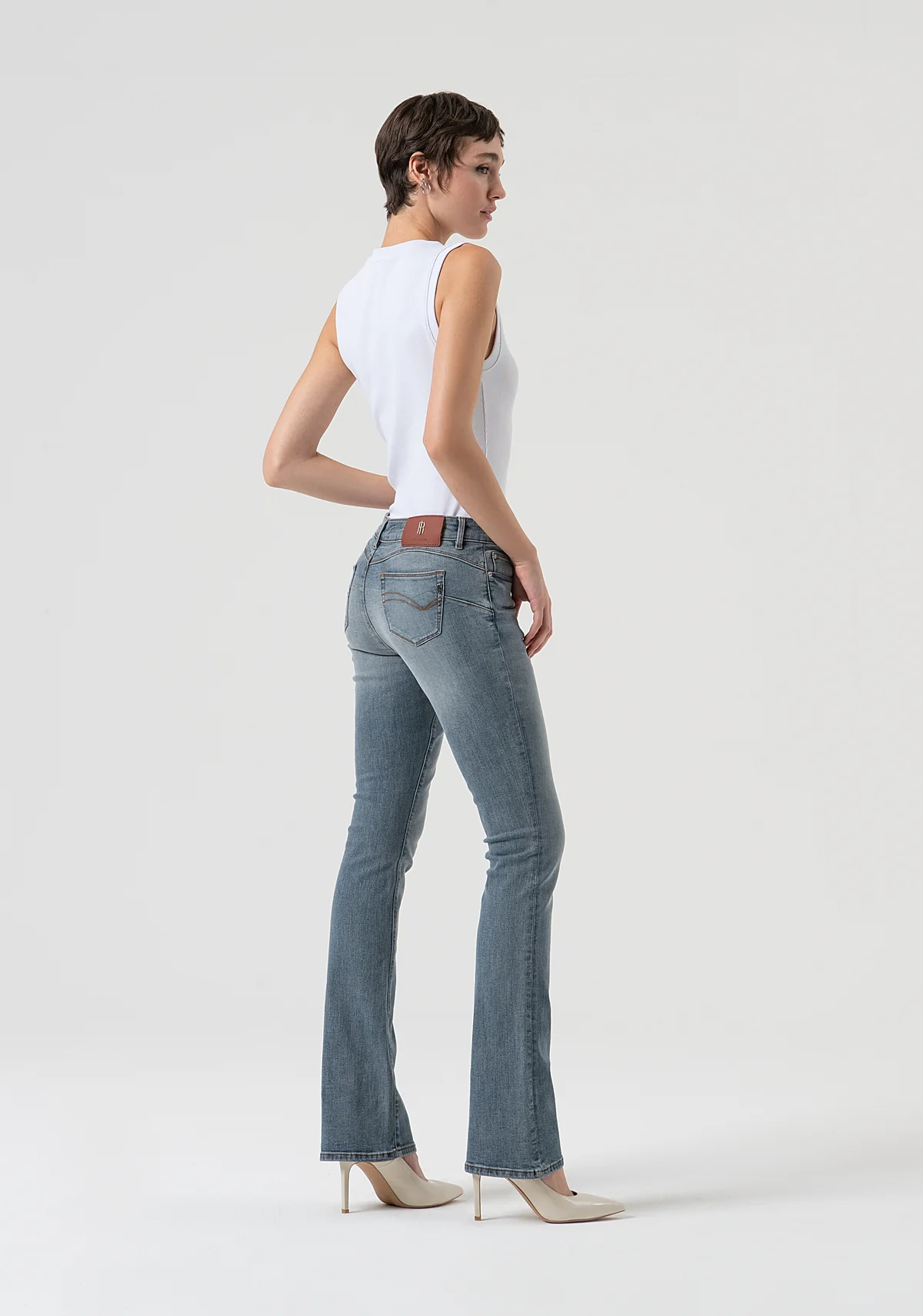 Jeans bootcut con efecto push-up confeccionados en denim gris azulado con lavado medio