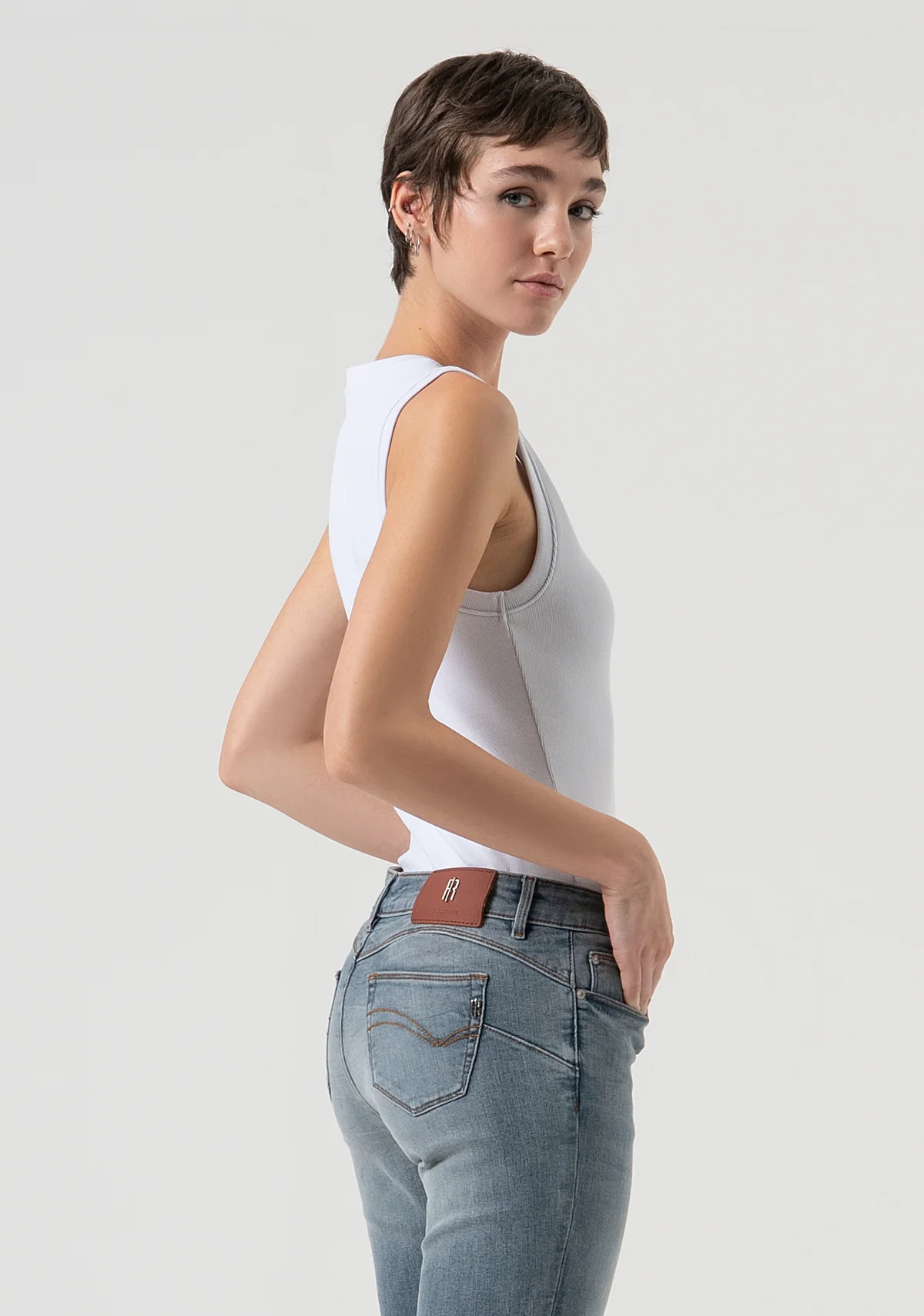 Jeans bootcut con efecto push-up confeccionados en denim gris azulado con lavado medio