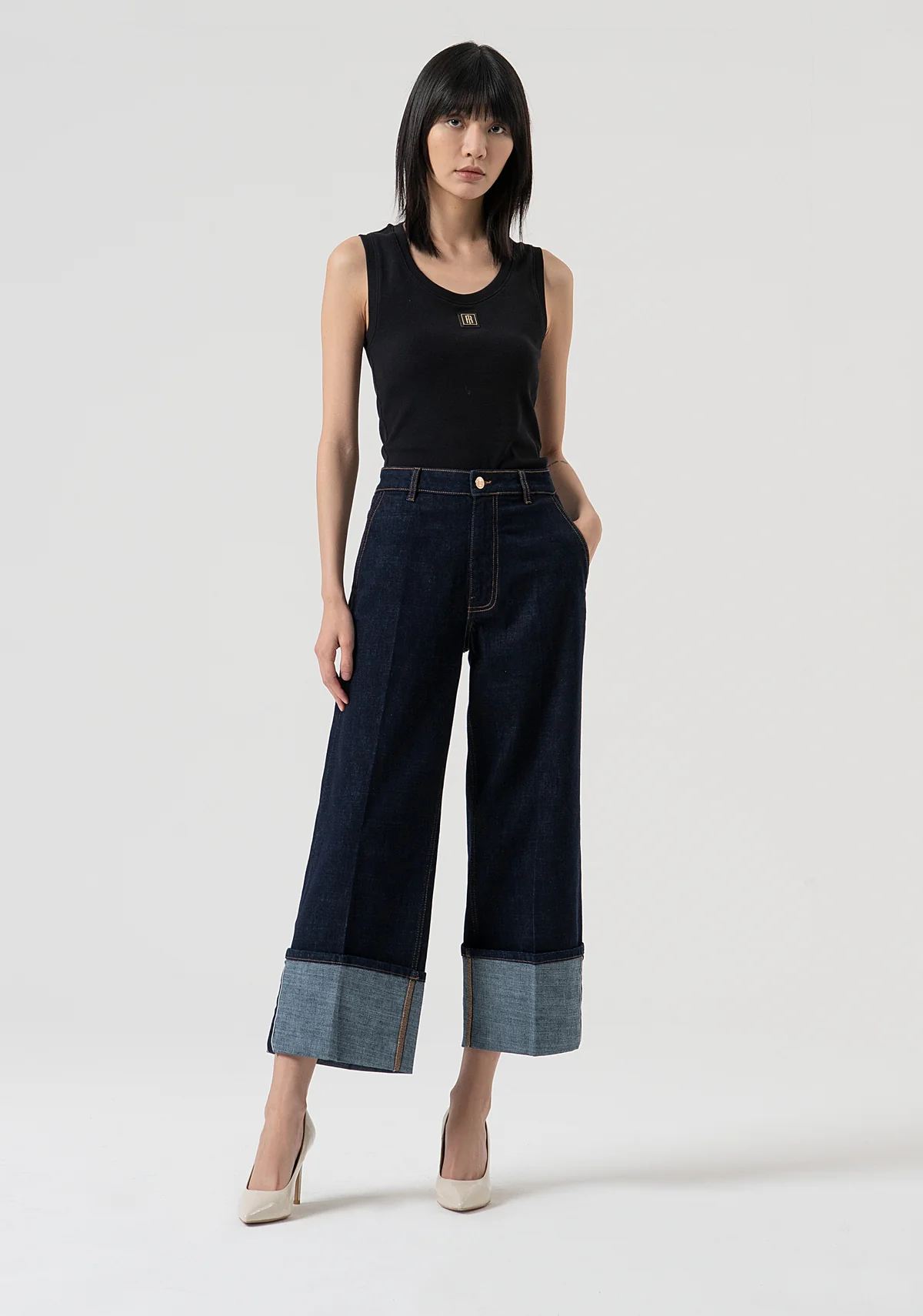 Jeans flare cropped confeccionados en denim con lavado oscuro
