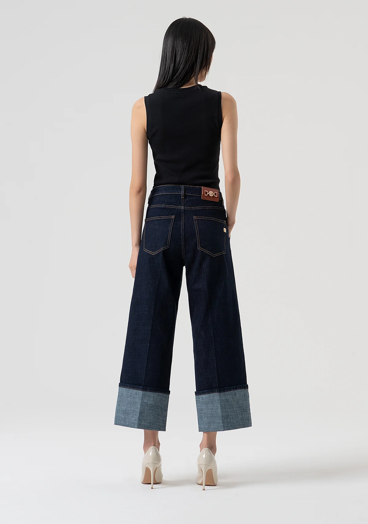 Jeans flare cropped confeccionados en denim con lavado oscuro