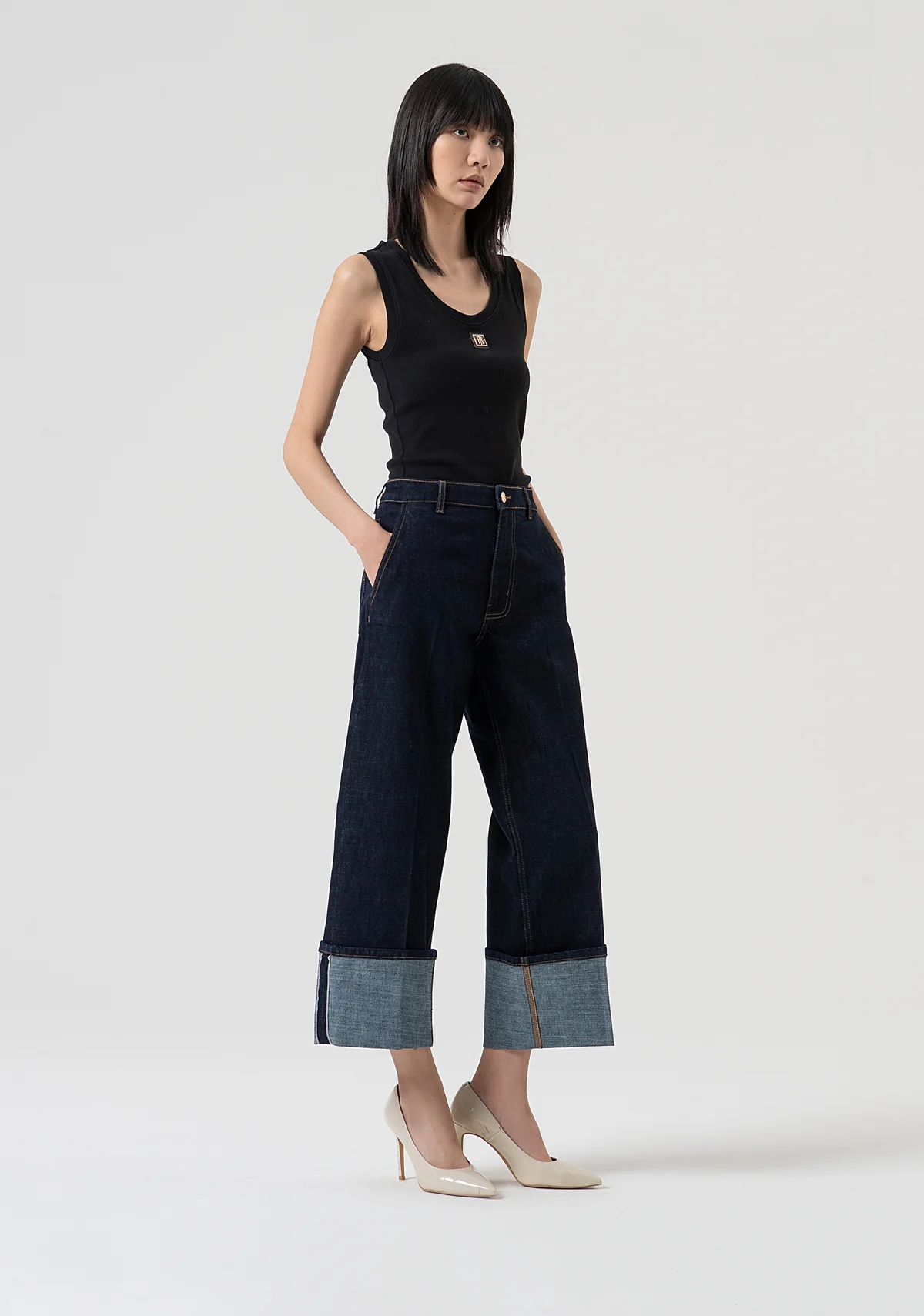 Jeans flare cropped confeccionados en denim con lavado oscuro
