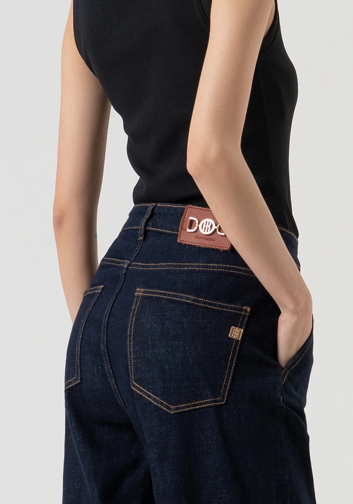 Jeans flare cropped confeccionados en denim con lavado oscuro