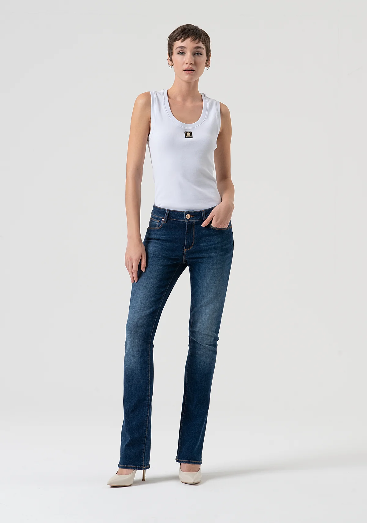 Jeans bootcut con efecto push-up confeccionados en denim con lavado medio