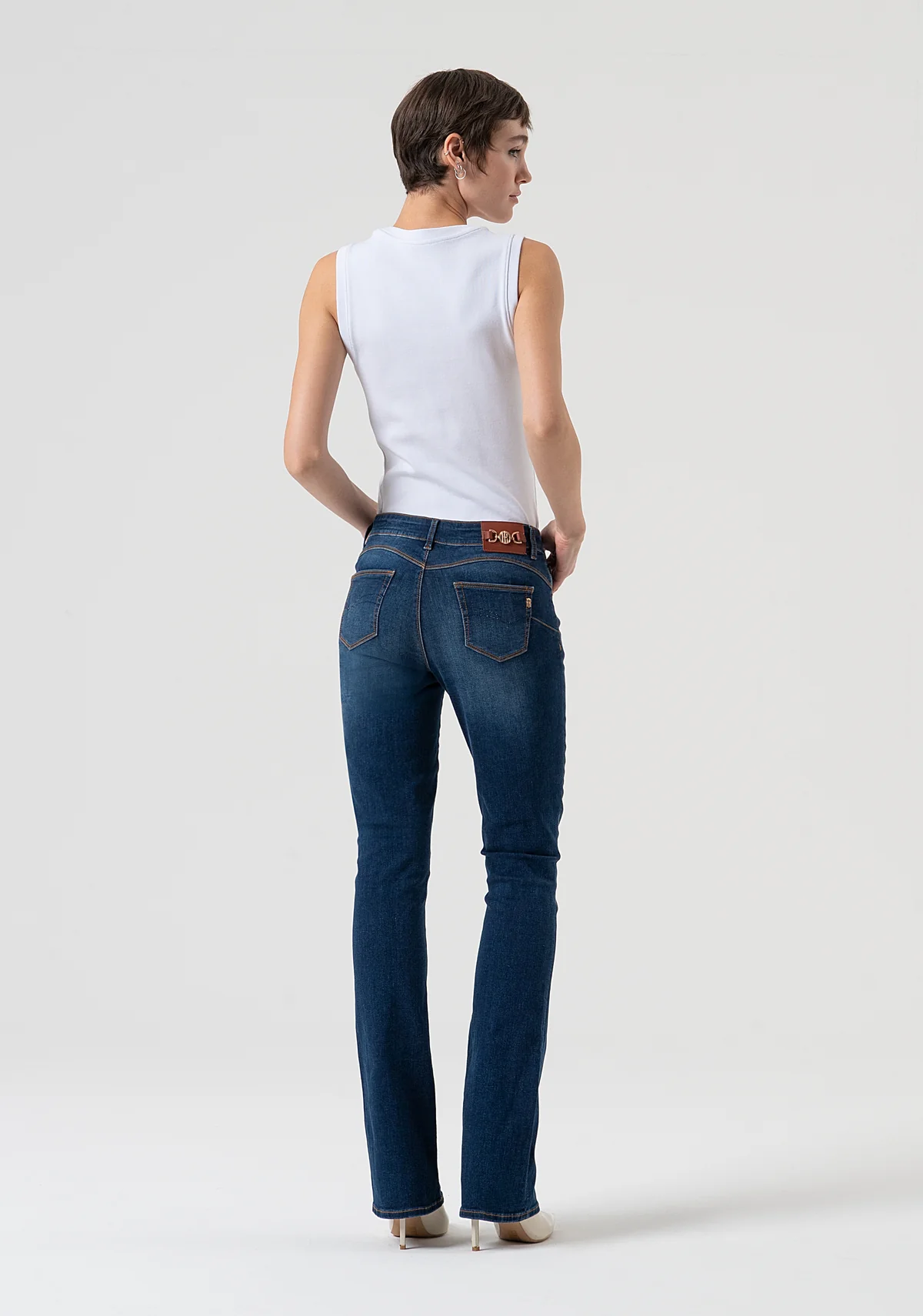 Jeans bootcut con efecto push-up confeccionados en denim con lavado medio