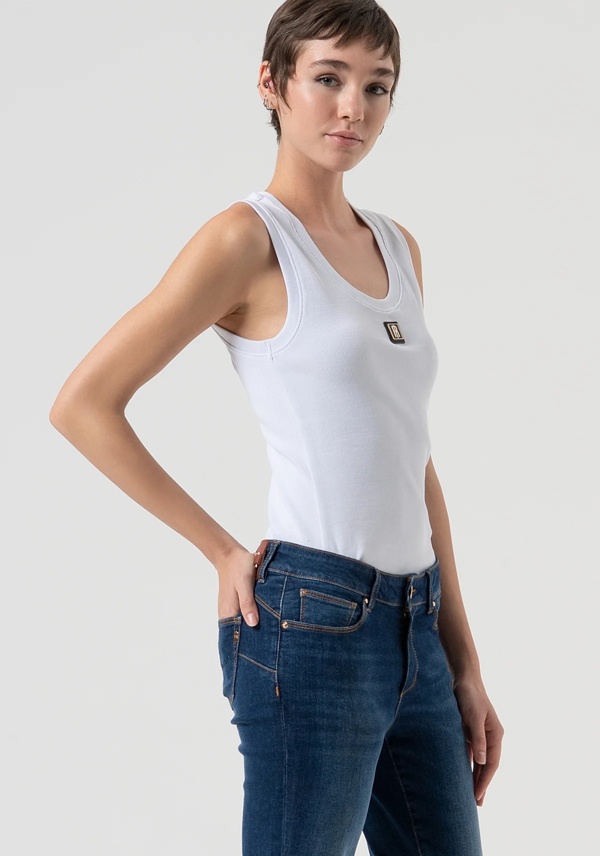 Jeans bootcut con efecto push-up confeccionados en denim con lavado medio