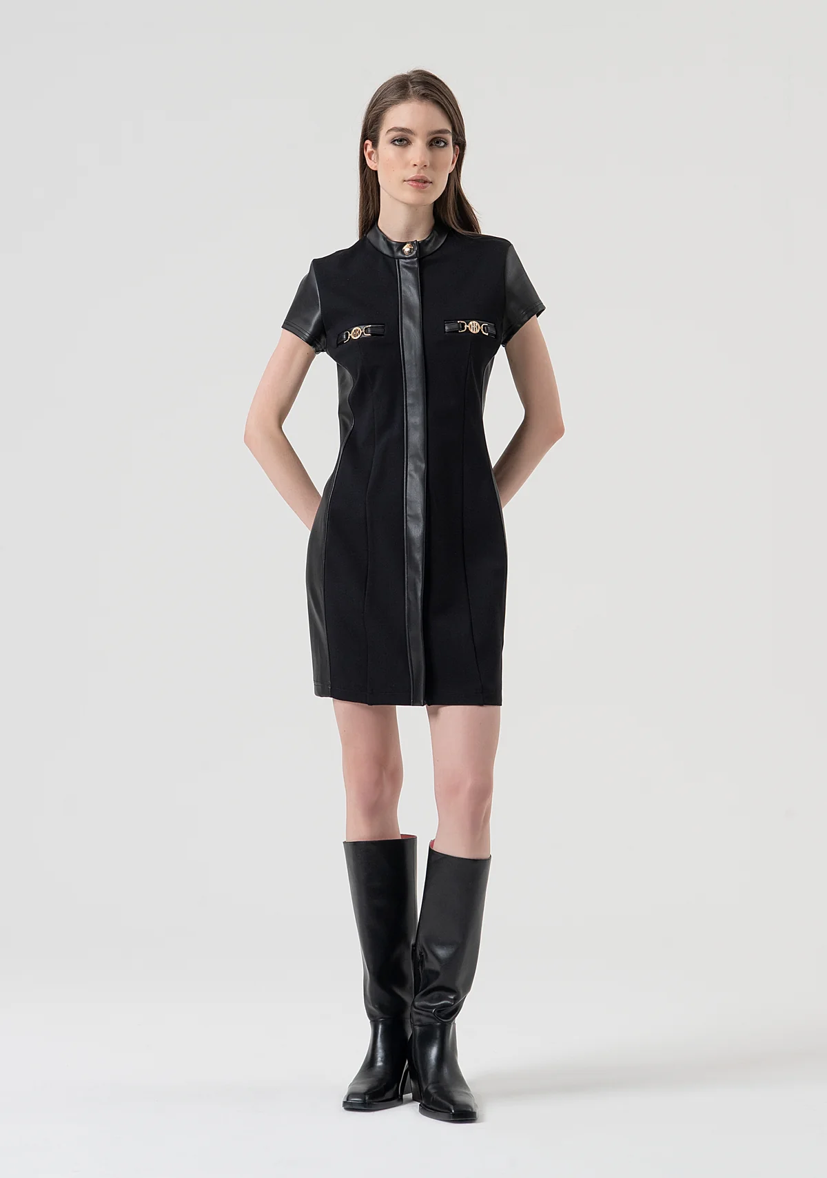 Mini vestido de corte entallado confeccionado en tejido mixto