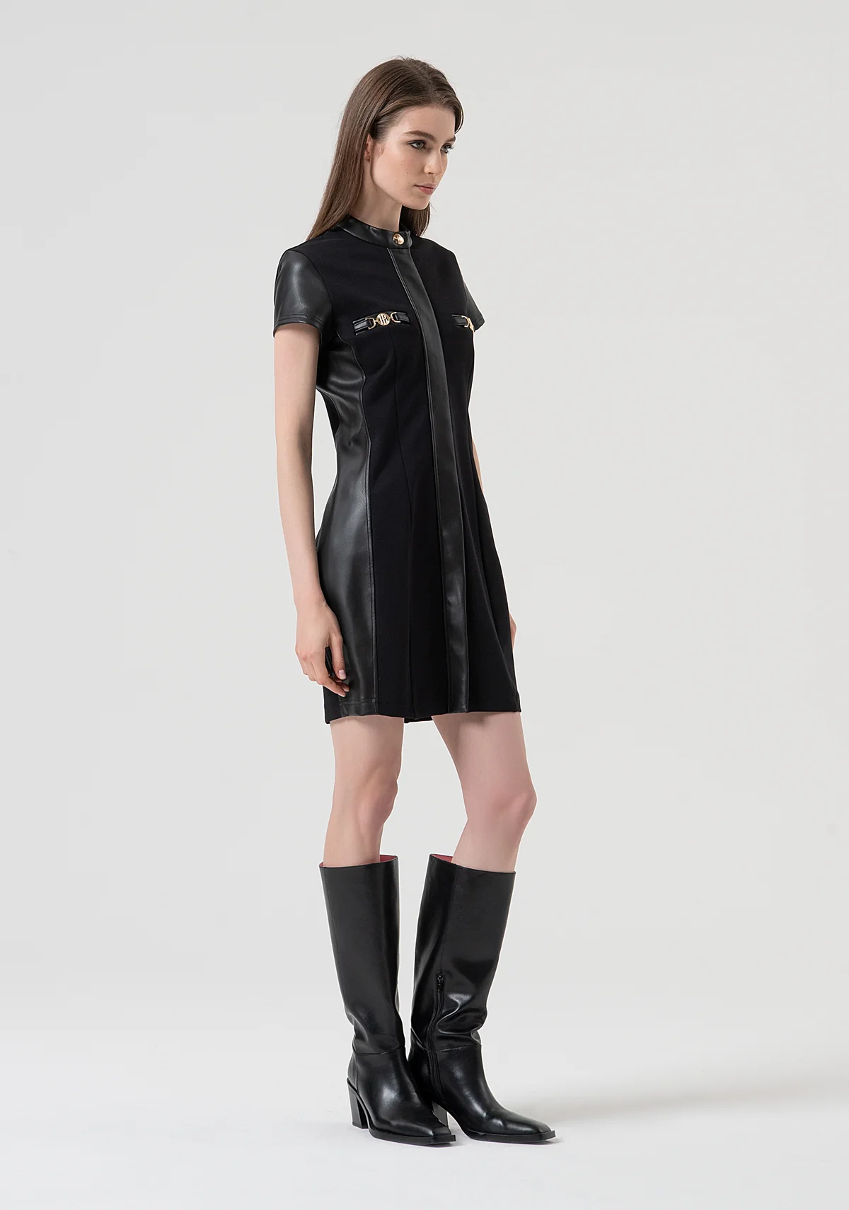 Mini vestido de corte entallado confeccionado en tejido mixto