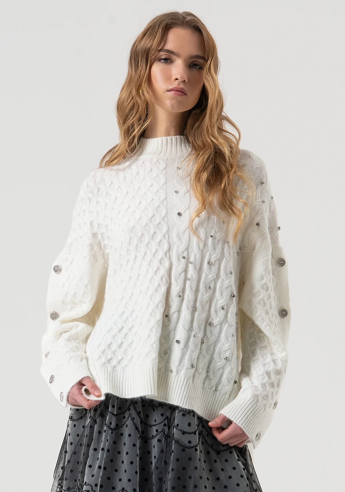 Jersey de punto ajustado con trenzas y aplicación de piedras brillantes.