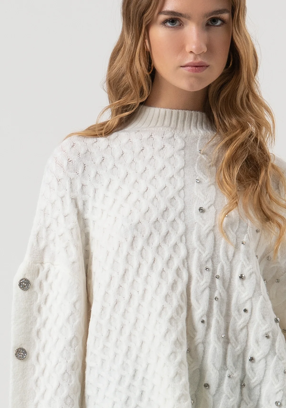 Jersey de punto ajustado con trenzas y aplicación de piedras brillantes.