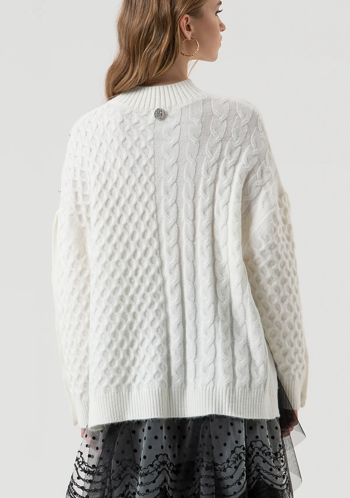 Jersey de punto ajustado con trenzas y aplicación de piedras brillantes.