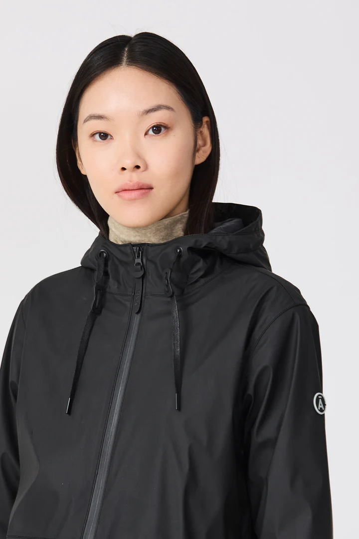 Abrigo  TANTÄ Impermeable de Poliuretano  VAND BLACK