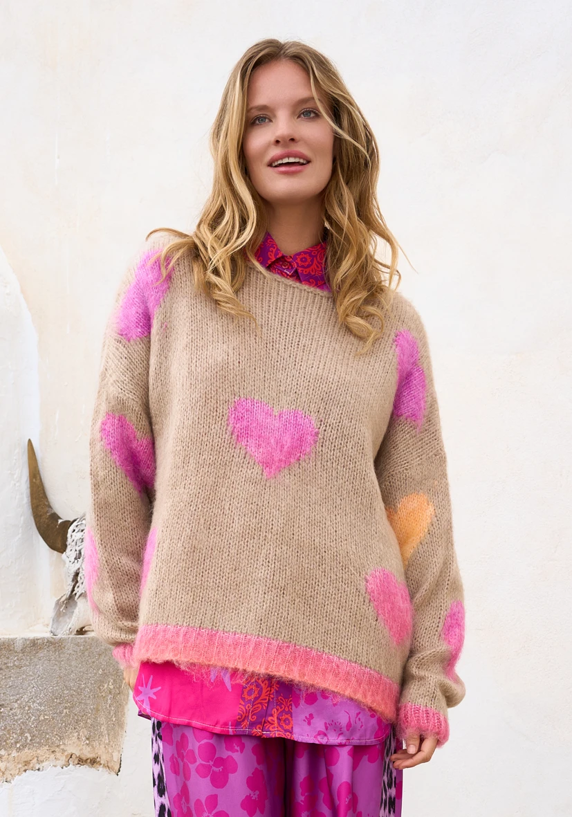 Suéter con corazones  arena