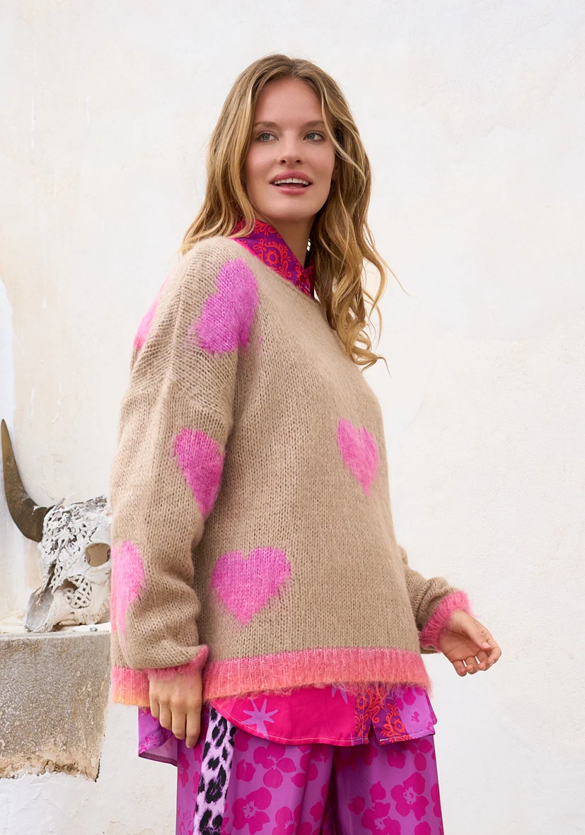 Suéter con corazones  arena