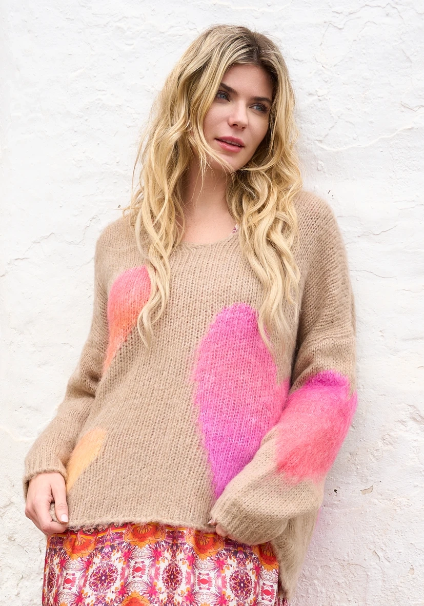 Suéter de cuello en V Corazones multicolor – arena