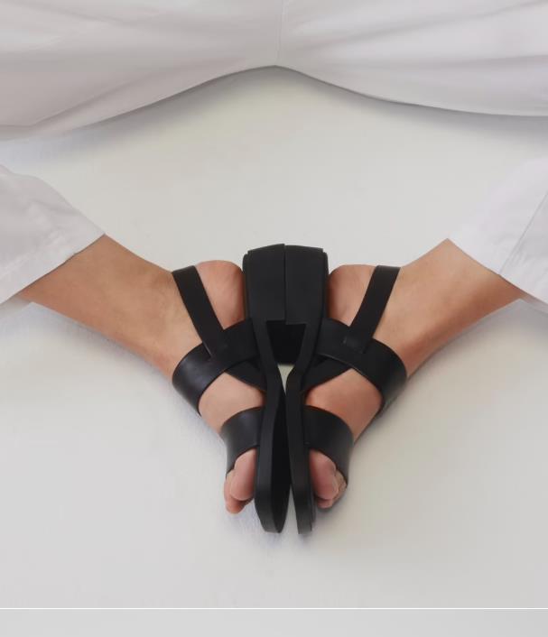 Sandalias CAMPER DANA de piel negra para mujer.