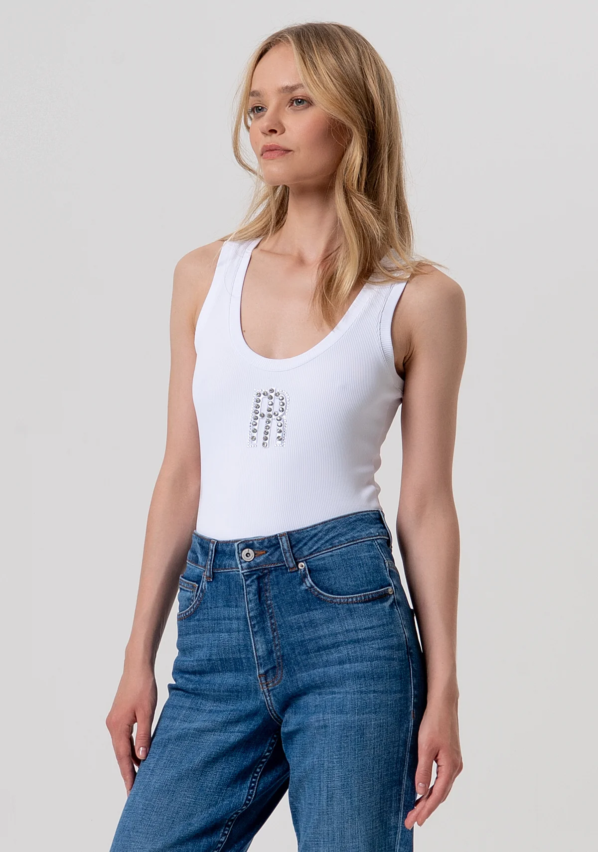 Jeans estilo zanahoria, corte mom fit con lavado medio