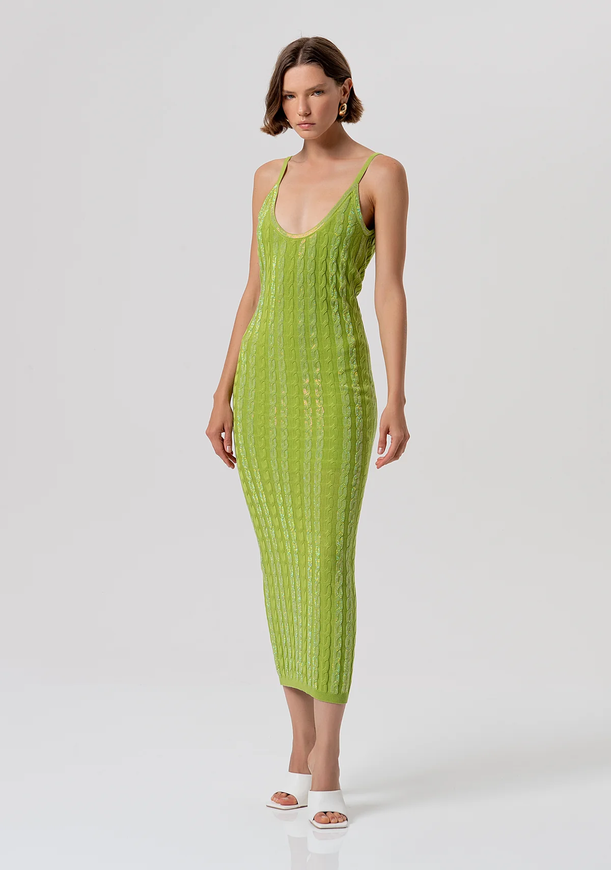 Vestido de punto sin mangas, corte entallado, largo medio con trenzas