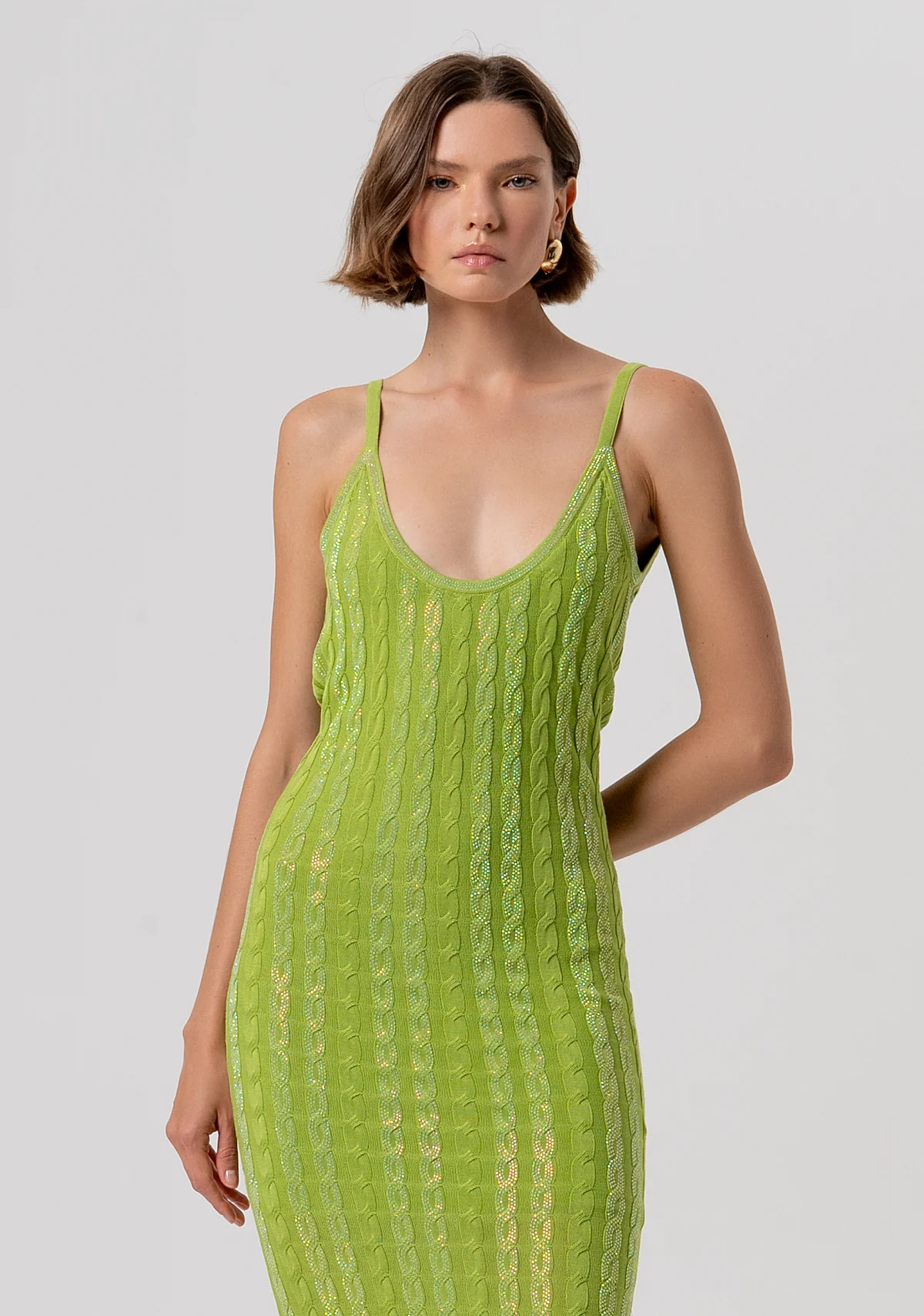 Vestido de punto sin mangas, corte entallado, largo medio con trenzas