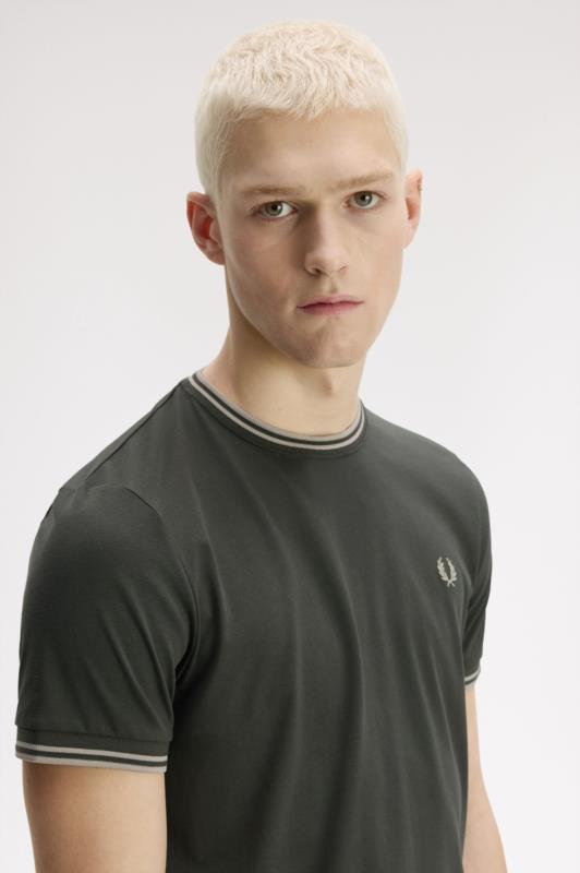 Camiseta con el ribete con dos franjas VERDE CAMPO
