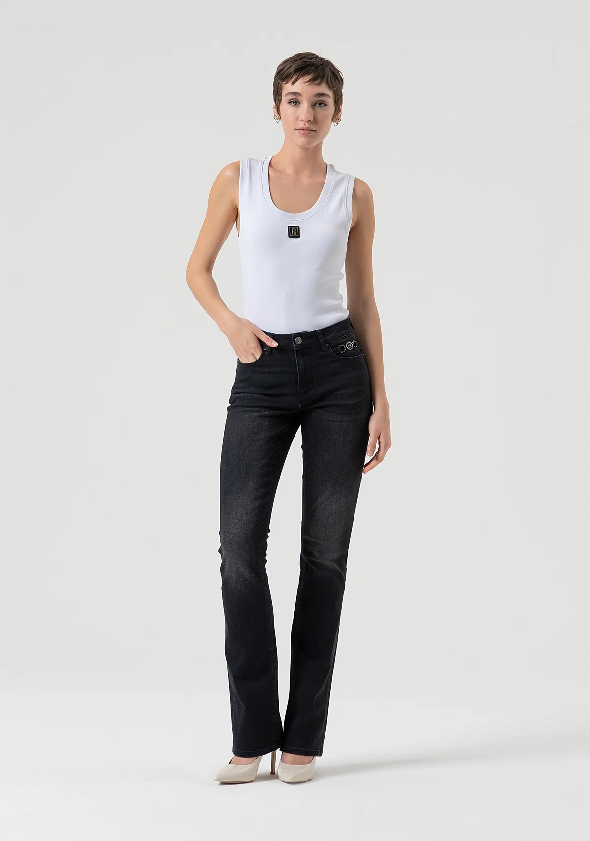 Jeans bootcut con efecto push-up confeccionados en denim negro con lavado oscuro