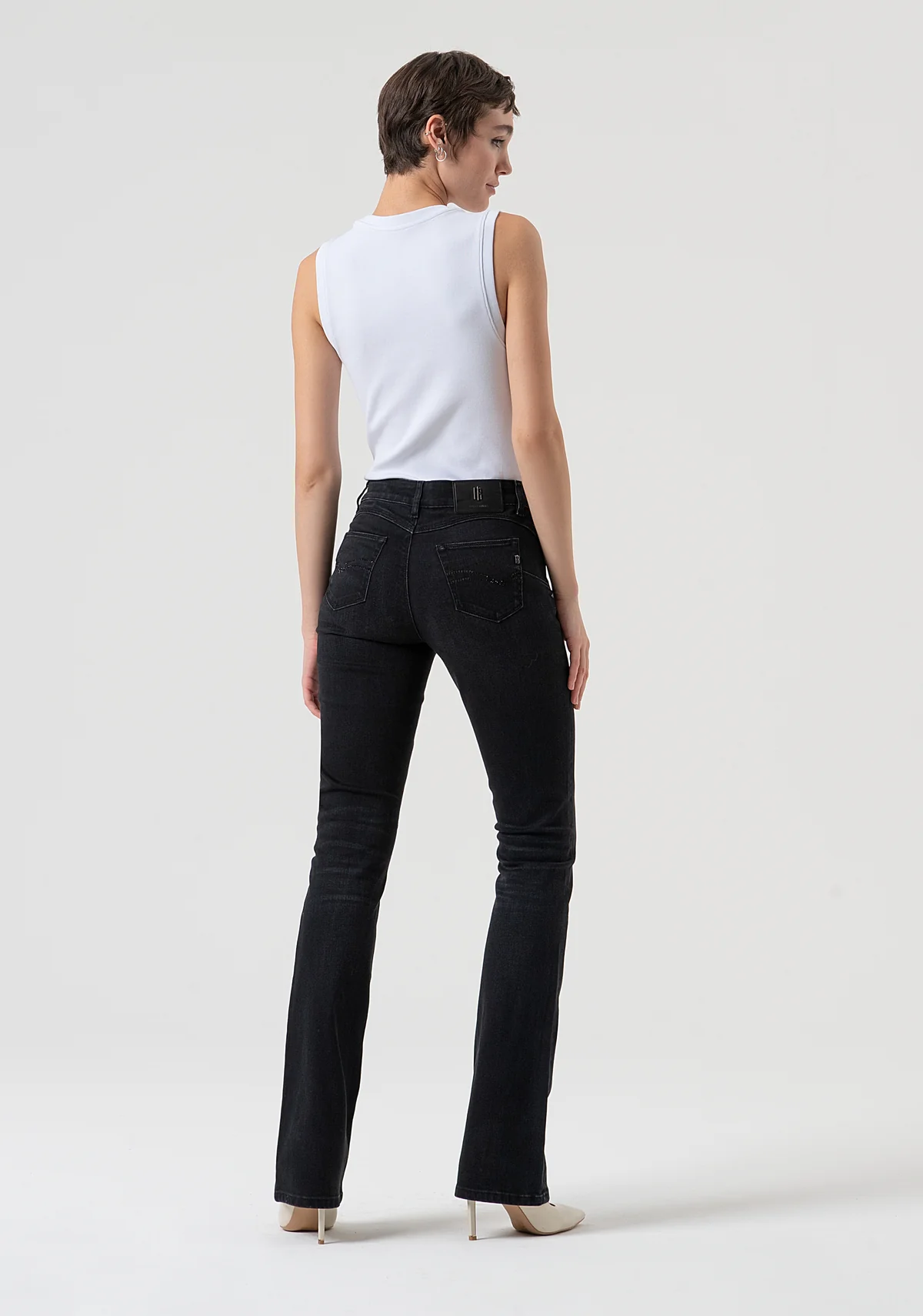 Jeans bootcut con efecto push-up confeccionados en denim negro con lavado oscuro