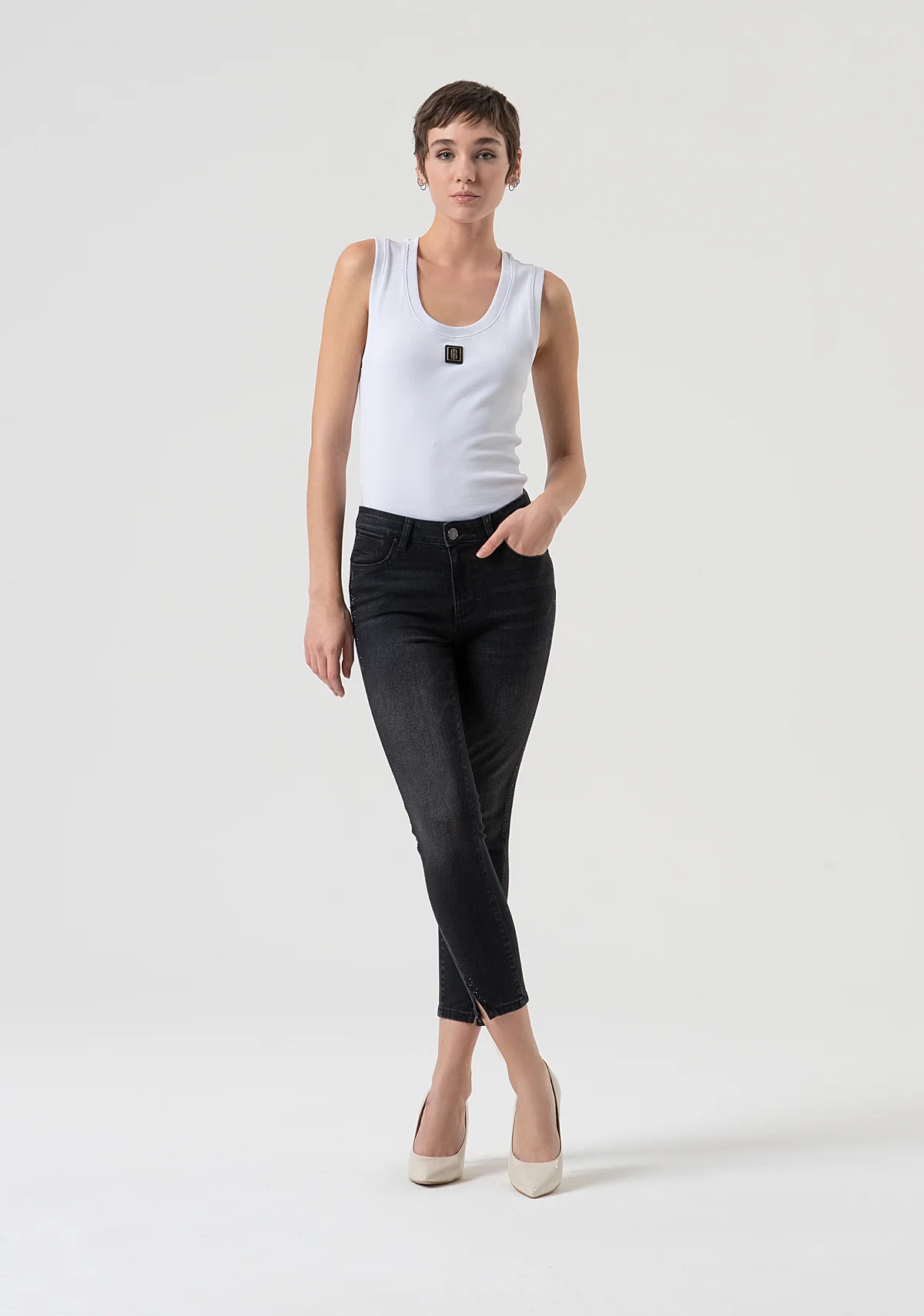 Jeans cropped slim fit con efecto push-up confeccionados en denim negro con lavado oscuro