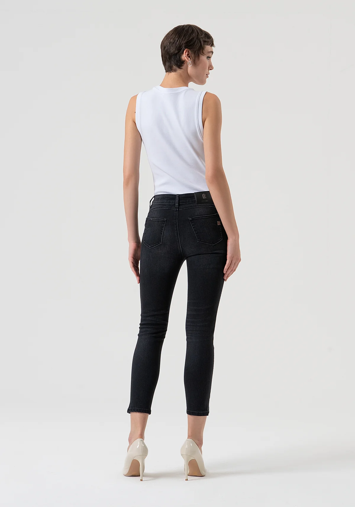 Jeans cropped slim fit con efecto push-up confeccionados en denim negro con lavado oscuro