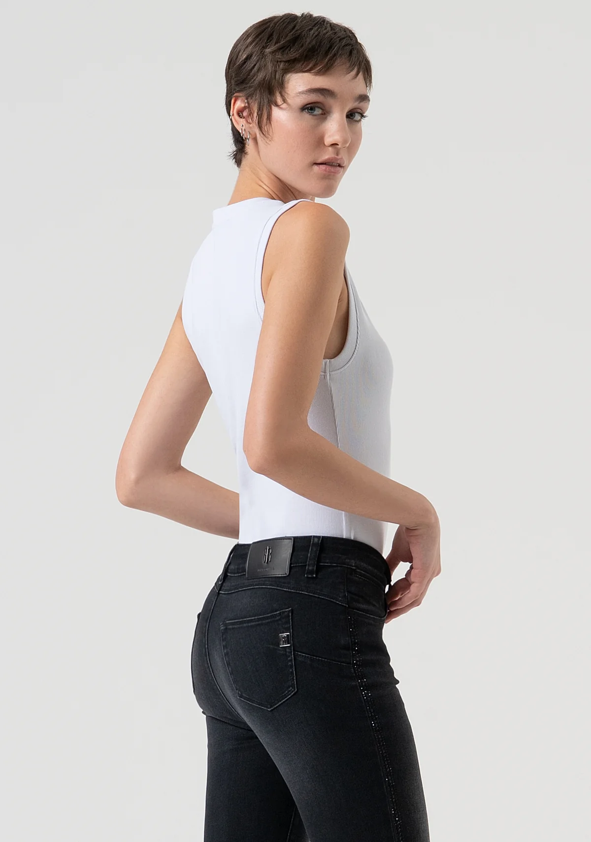 Jeans cropped slim fit con efecto push-up confeccionados en denim negro con lavado oscuro
