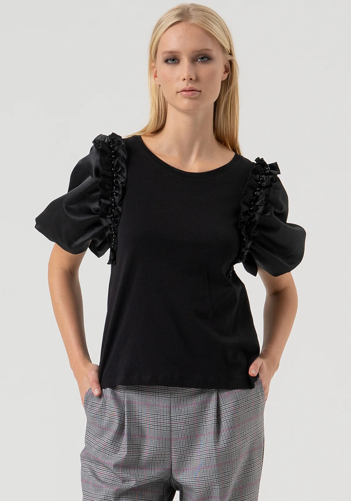 Camiseta regular fit confeccionada en jersey con mangas efecto globo confeccionadas en satén.