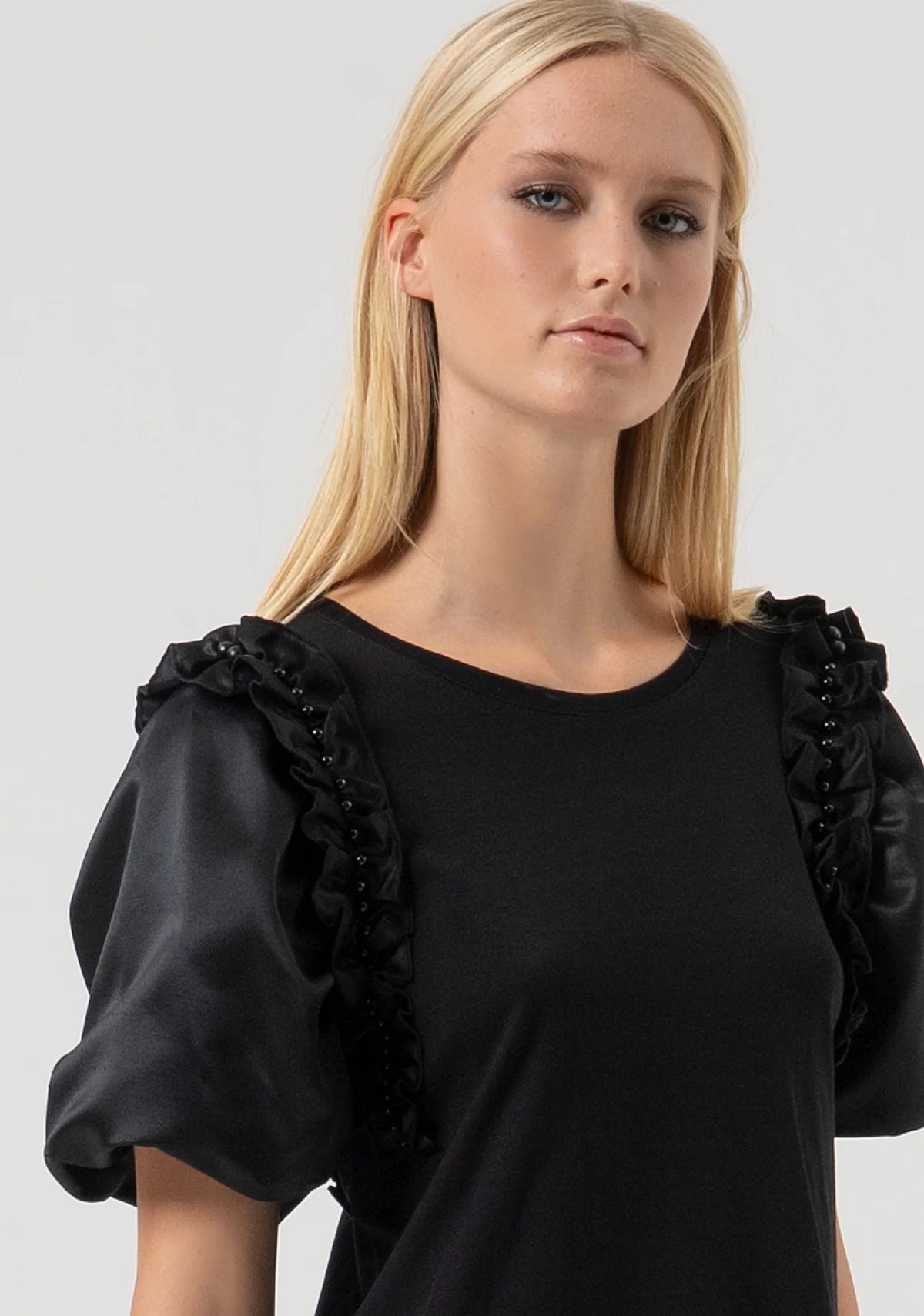 Camiseta regular fit confeccionada en jersey con mangas efecto globo confeccionadas en satén.