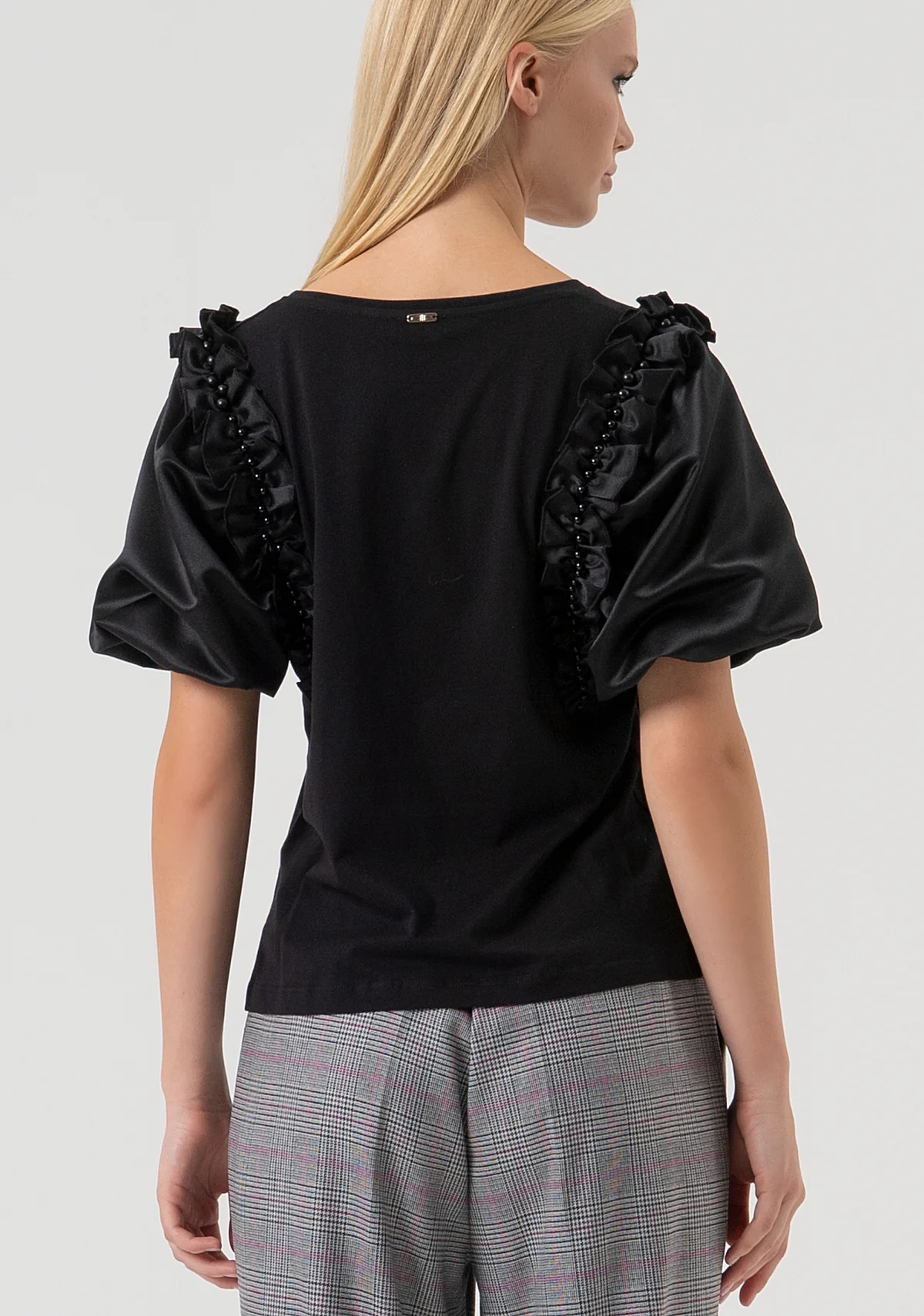 Camiseta regular fit confeccionada en jersey con mangas efecto globo confeccionadas en satén.