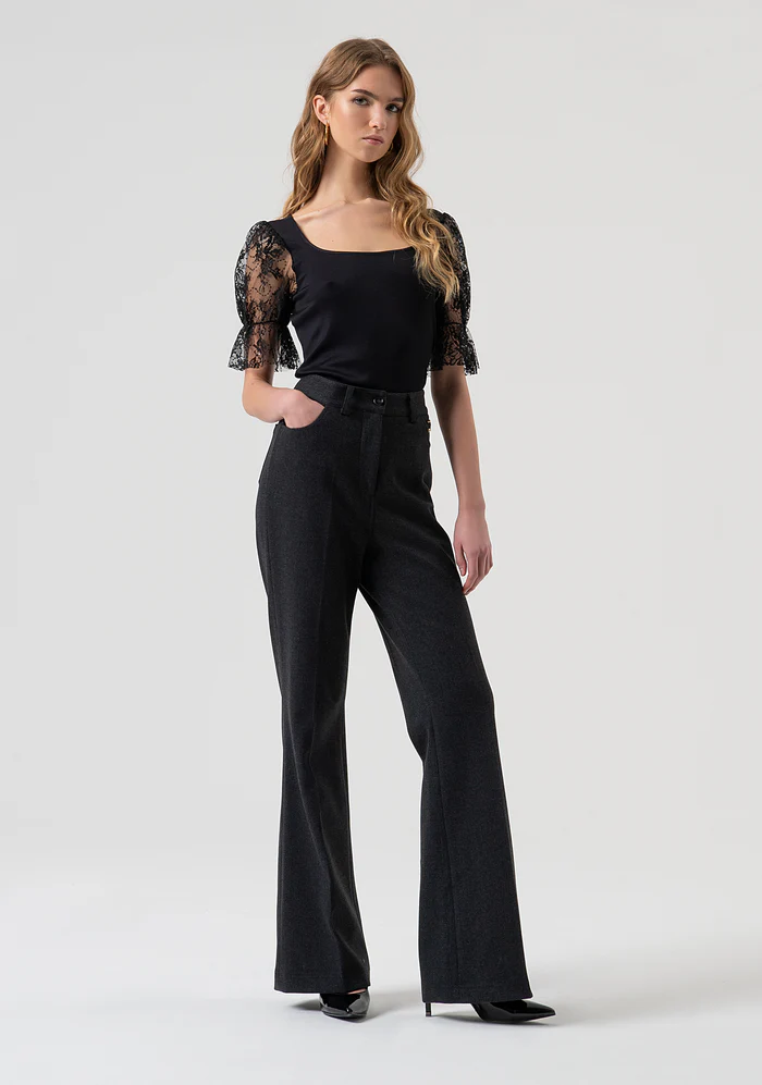 Camiseta slim fit con mangas cortas abullonadas confeccionada en encaje