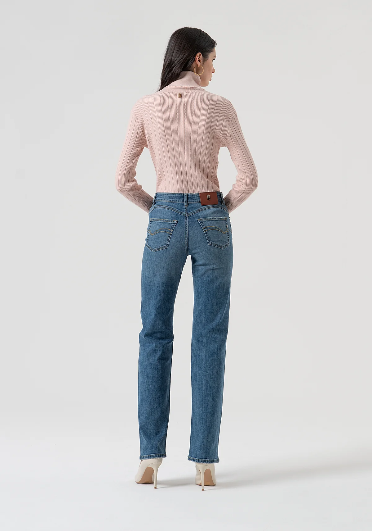 Jeans pierna ancha confeccionados en denim con lavado medio y strass