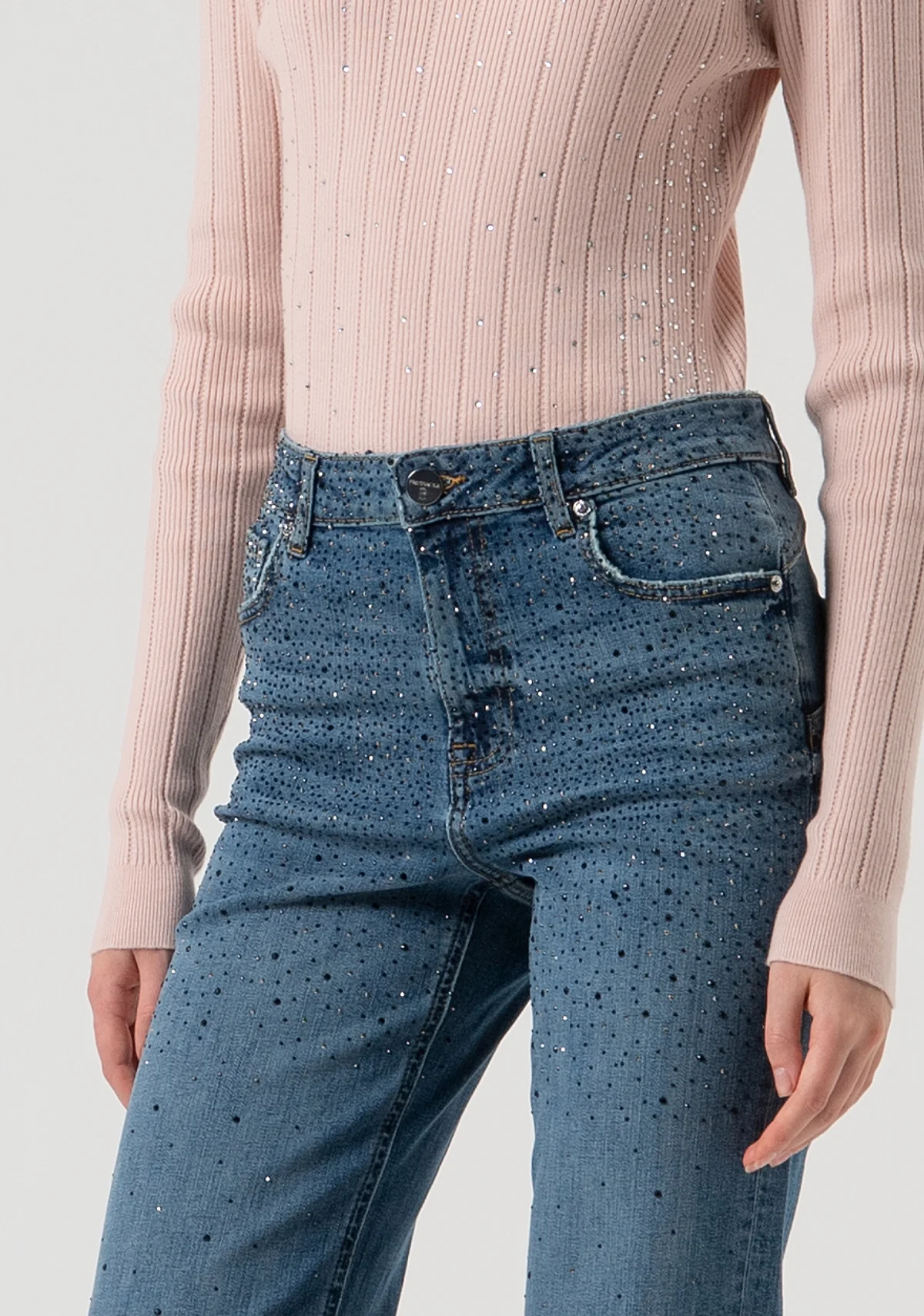 Jeans pierna ancha confeccionados en denim con lavado medio y strass